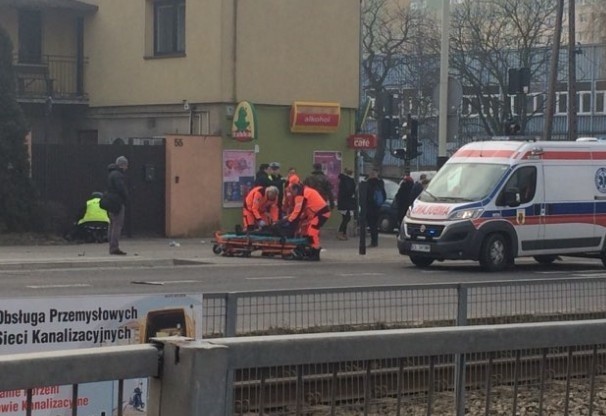 Wypadek na ul. Tuszyńskiej. Samochód potrącił trzy kobiety! Sprawca twierdzi, że miał pierwszeństwo [FILM, zdjęcia]