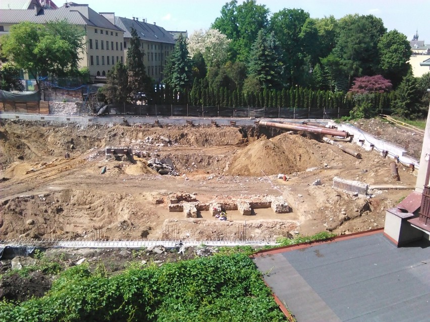 Kraków. Tysiąc szkieletów i skarb pod Wawelem nie wstrzymują budowy apartamentowca [ZDJĘCIA, WIDEO]