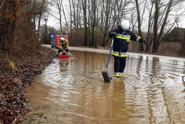 Zalana droga w gminie Klimontów