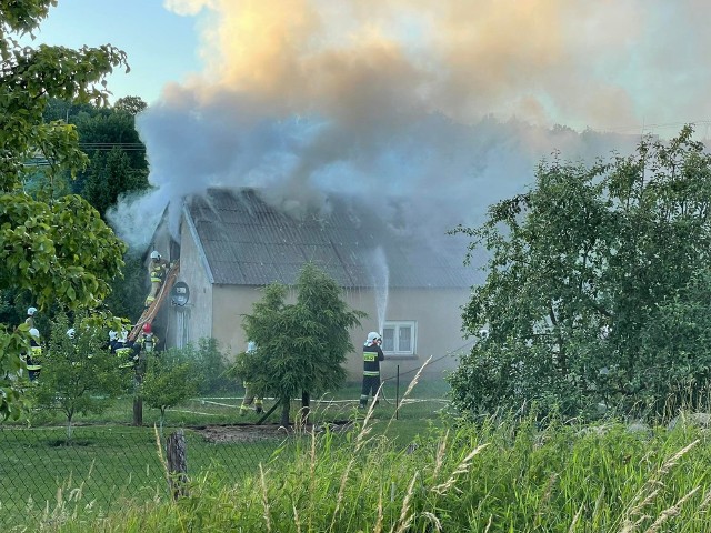 Pożar wybuchł w sobotę, 2 lipca, o godzinie 20. W domu znajdowała się pięcioosobowa rodzina