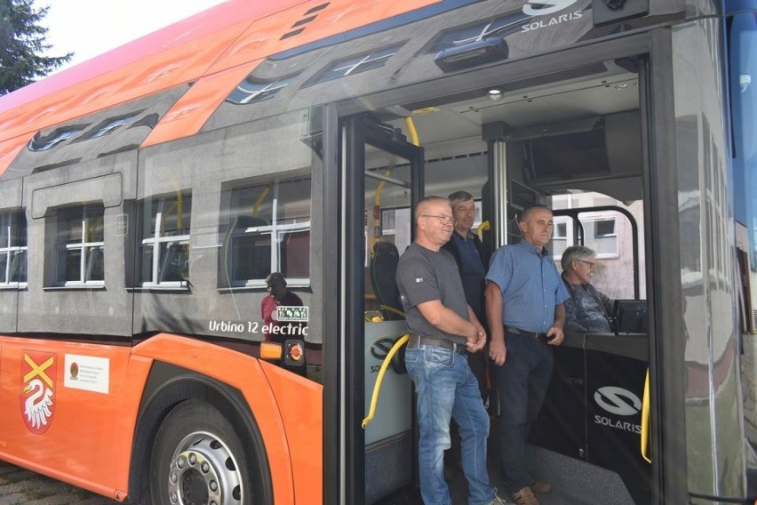 Uczniowie w Rusinowie mają nowy autobus elektryczny, który dowiezie ich na lekcje