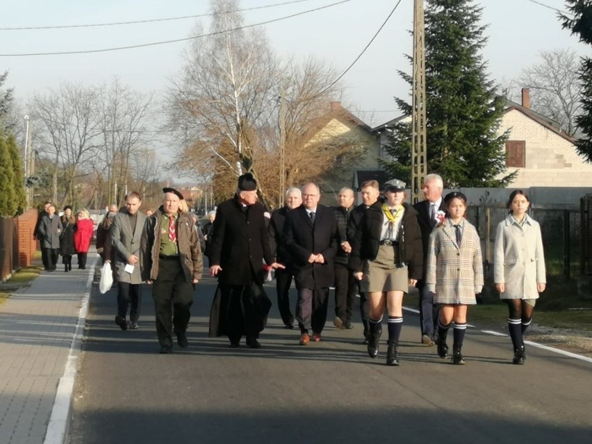 Uroczyste obchody Narodowego Święta Niepodległości w Trablicach. Starosta złożył kwiaty pod pomnikiem księdza Romana Kotlarza [ZDJĘCIA]