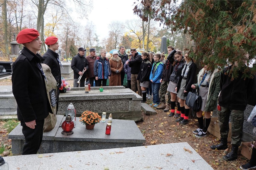 Cmentarz farny. Harcerze odwiedzili groby bliskich druhów (zdjęcia)