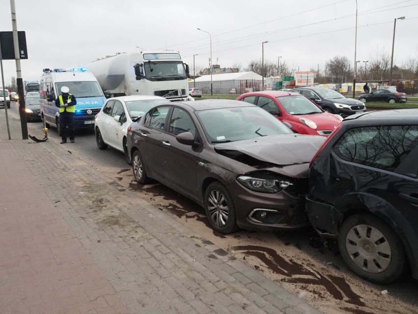 Wypadek na Włókniarzy przy Srebrzyńskiej. Zderzyło się aż pięć samochodów! ZDJĘCIA