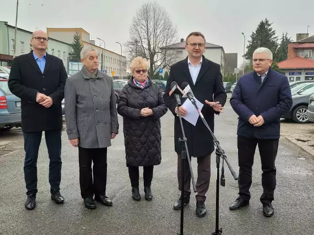 O szczegółach prac i wykaz zaplanowanych inwestycji  dyrektor szpitala Andrzej Swajda starosta Marcin Piwnik, wicestarosta Paweł Niedźwiedź, członkowie zarządu powiatu Grażyna Szklarska i Ryszard Nagórny  przedstawili podczas konferencji przed  budynkiem Specjalistycznego Szpitala Ducha Świętego w Sandomierzu. Więcej na kolejnych zdjęciach