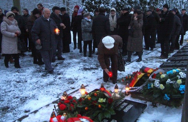 Na cmentarzu ofiar powojennego obozu w Łambinowicach na apel mniejszości niemieckiej zebrało się ponad sto osób.