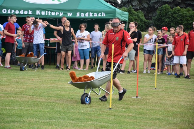 Wójt Dariusz Gryniewicz dziękował mieszkańcom za liczny udział w imprezie. Dla uczestników przygotowano sześć wymyślnych konkurencji. Zaczęło się od promocji sołectwa. Każda drużyna przygotowała program zachęcający gości do odwiedzenia ich wioski.   Pomysły na prezentację różne. Dużo przy tym było śmiechu. Konkurencja na finał - przeciąganie liny. Wcześniej biegano na „nartach” (Sadki bezkonkurencyjne),  z  jajkiem  i w kaloszach  (wygrało Liszkówko), z taczką w alkogoglach (najlepsze Anieliny) oraz pokonywano dmuchany tor przeszkód  (Sadki  najlepsze).  Po turniejowych emocjach posłuchać można było kapeli podwórkowej „Z kopyta” oraz potańczyć.Szczegółowe wyniki turnieju pod kolejnymi zdjęciami.