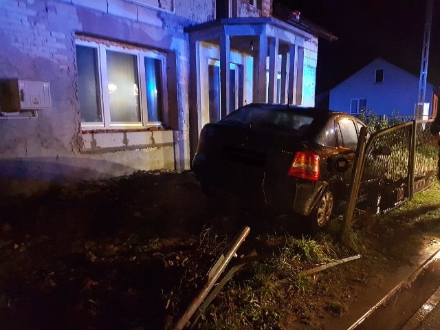 Do kolizji doszło o godzinie 19. Kierujący oplem stracił kontrolę nad samochodem i wjechał w ogrodzenie jednego z domów.