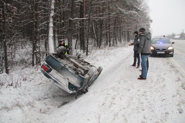 Wypadek w niedzielny poranek pomiędzy Miedzianą Górą i Kielcami.