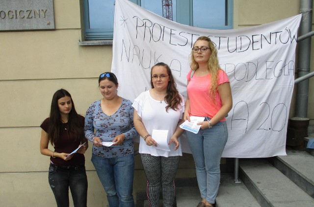 Protest opolskich studentów zaczął się w poniedziałek, przed gmachem Collegium Maius.