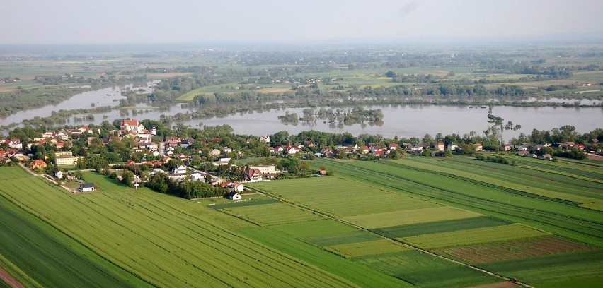 Opatowiec podtopiony. Krajobraz po "wielkiej wodzie" [ZDJĘCIA]