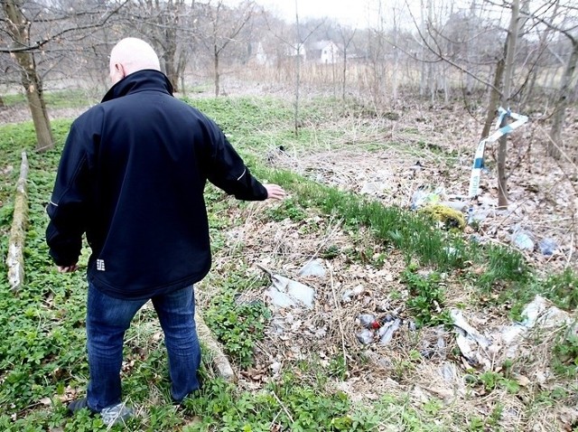 Pan Jerzy (na zdjęciu) pokazuje miejsce znalezienia ciała bezimiennego mężczyzny. - Mam nadzieję, że uda się w końcu ustalić kim był, i czemu nie żyje - mówi.