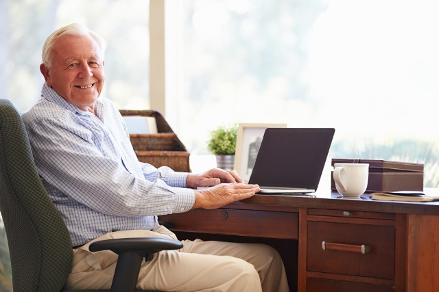 Bez ograniczeń mogą sobie dorabiać emeryci, którzy ukończyli powszechny wiek emerytalny.