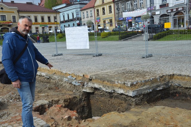 Marek Materna -  bocheński archeolog nad wykopem, z którego widać fragmenty XIV- wiecznego Ratusza. Więcej archeolodzy będą mogli zbadać przed przebudową Rynku, ale to przed nami
