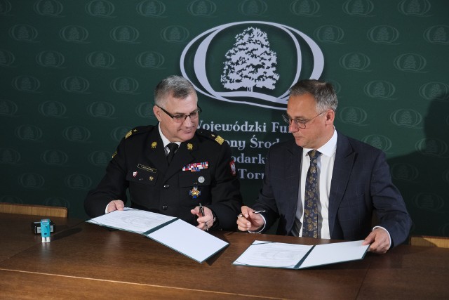 Podpisanie umów na realizację programów "EKO strażak" i "mały strażak" w siedzibie WFOŚiGW w Toruniu.