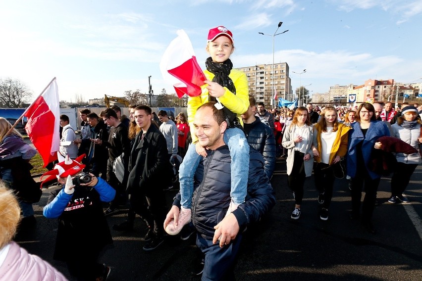 Radosna Parada Niepodległości przeszła przez Wrocław [ZDJĘCIA]