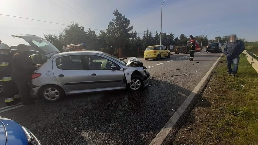 Uwaga kierowcy! Wypadek na drodze wojewódzkiej w Waśniowie. Ruch w kierunku Kielc odbywa się wahadłowo [ZDJECIA]