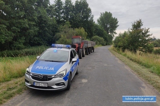 Patrol lubińskiej drogówki zatrzymał 35-letniego traktorzystę. Mężczyzna kierował ciągnikiem rolniczym z dwoma przyczepami, mając w organizmie ponad 1,3 promila alkoholu. Dalszą jazdę uniemożliwili mu funkcjonariusze. W trakcie kontroli drogowej okazało się również, że mężczyzna nie posiada uprawnień do kierowania tym pojazdem. Za tego typu przestępstwo może mu grozić kara do 2 lat pozbawienia wolności.Fot. Policja