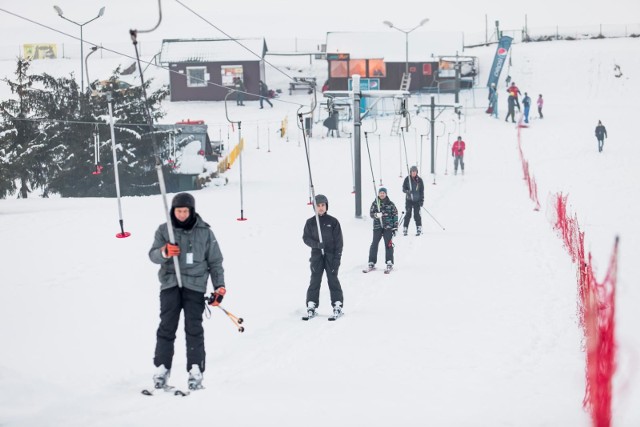 Aura sprzyjająca, dosypało śniegu, więc bydgoski stok narciarski nareszcie rusza. Zobaczcie zdjęcia.