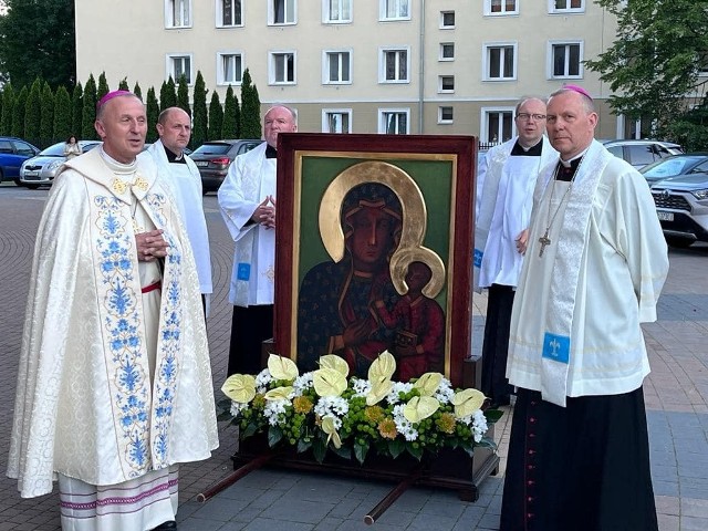 Biskup Marek Solarczyk, ordynariusz diecezji radomskiej (z lewej) i biskup Piotr Turzyński w czasie powitania kopii cudownego obrazu Matki Bożej Częstochowskiej w radomskiej katedrze,