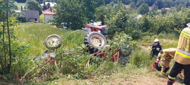 Mężczyzna został przygnieciony przez traktor w Woli Jasienickiej. Trafił do szpitala [ZDJĘCIA]