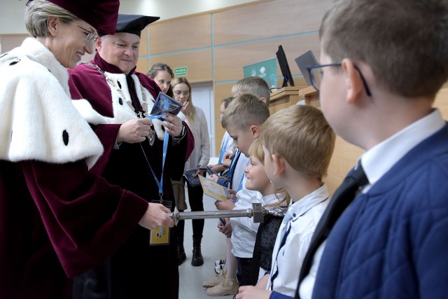 Dzieci i młodzież przywitali dr hab. Danuta Zawadzka, prof. PK i rektor uczelni wraz dr. hab. inż. Tomaszem Królikowskim, prof. PK i prorektorem ds. studenckich.