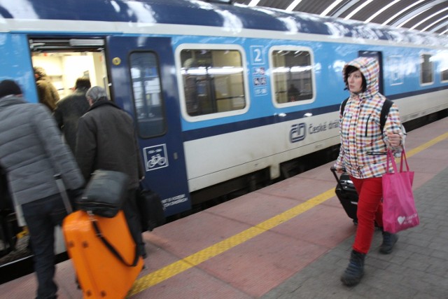 Wczoraj opóźnienia pociągów Kolei Śląskich na trasie Częstochowa - Gliwice wynosiły maksymalnie kilka minut. Pasażerowie obawiają się jednak, że po ostrym ataku zimy sytuacja ulegnie pogorszeniu