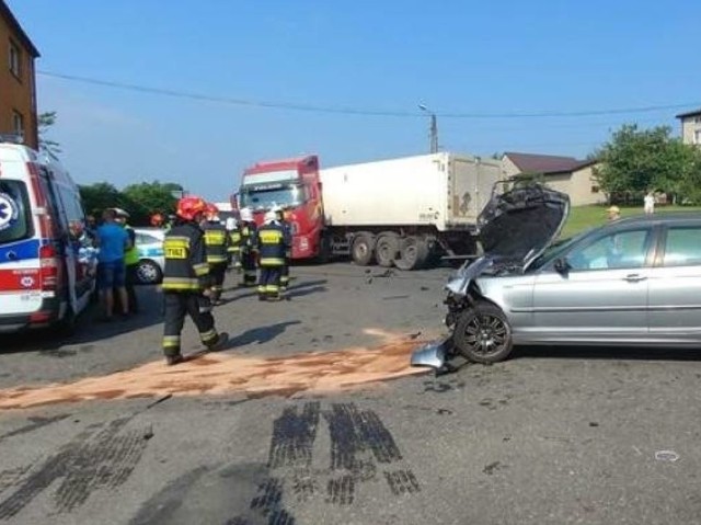 Kierowca bmw może mówić o sporym szczęściu. 31-letni kierowca bmw nie zatrzymał się przed znakiem STOP, ani nawet nie przyhamował. Z pełną prędkością uderzył w jadącą ciężarówkę. Całe zdarzenie nagrał monitoring.