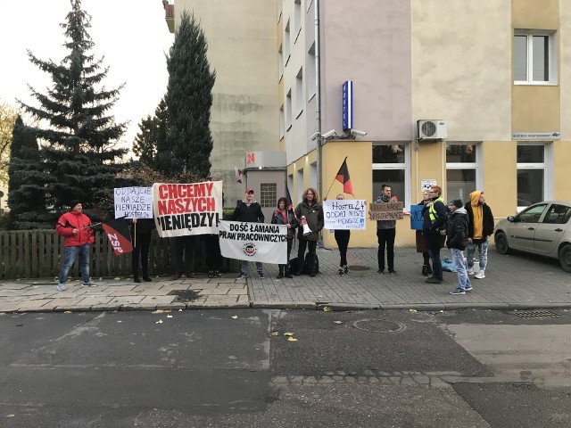 16 listopada byli pracownicy, pod skrzydłami Związku Syndykalistów Polski, protestowali przed siedzibą hotelu przy ulicy Lelewela w Bydgoszczy. Bezskutecznie. 1 grudnia kolejna pikieta.