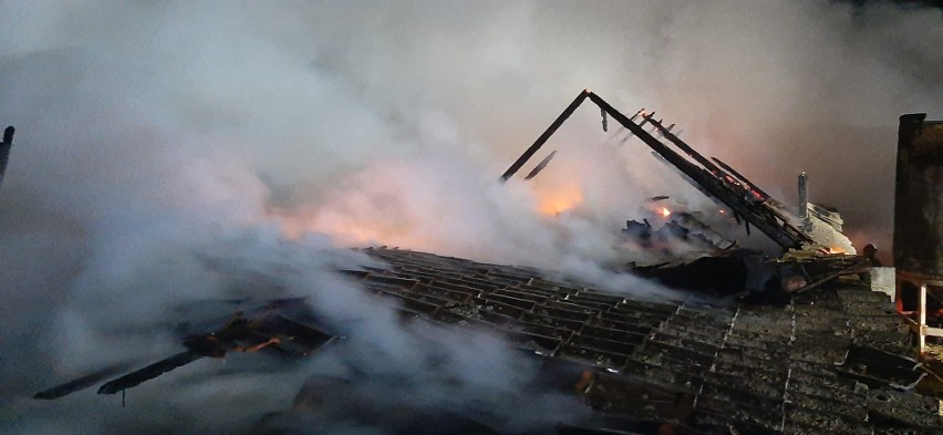 Wielki pożar w miejscowości Szczudły. Spaliły się budynki i ciągniki. Straty wynoszą około 600 tysięcy złotych