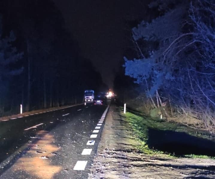 Wypadek na drodze krajowej numer 9 na terenie gminy Skaryszew. Zderzyły się dwa samochody, trzy osoby zostały ranne
