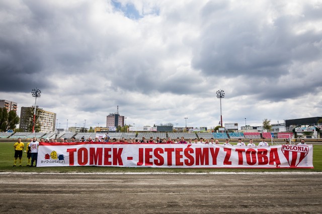 Piłkarze Polonii wyszli na mecz z BKS Bydgoszcz w koszulkach z napisem "Tomek jesteśmy z tobą". To znak solidarności i wsparcia dla legendy klubu.