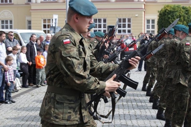 Żołnierze z niżańskiego garnizonu oddali salwę honorową.