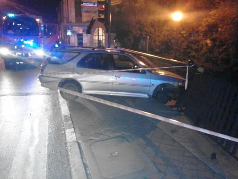Nowy Sącz. Samochód zawisł na barierce przy ul. Lwowskiej. Mógł spaść z dużej wysokości