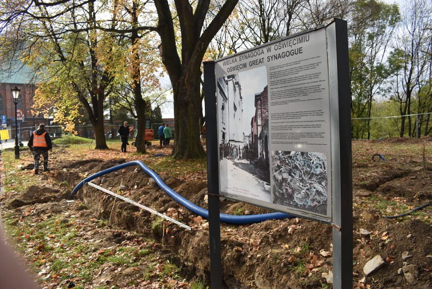 Trwają prace przy parku kieszonkowym w Oświęcimiu. Upamiętni i przybliży dziedzictwo żydowskich mieszkańców miasta [ZDJĘCIA]
