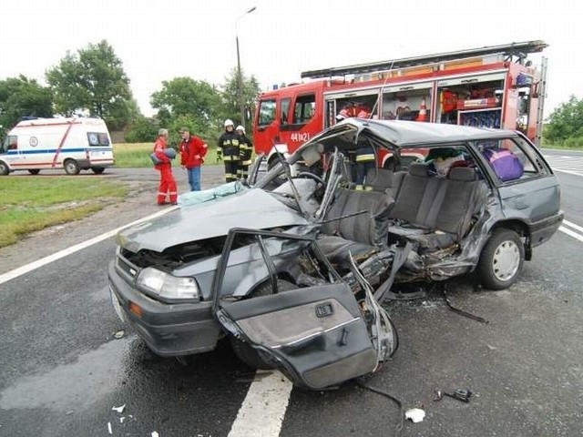 Zniszczona mazda, którą podróżowało czterech mężczyzn.