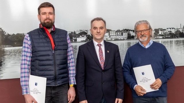 Burmistrz Sępólna Waldemar Stupałkowski podpisał umowę z wykonawcą budowy skateparku. Inwestycja będzie kosztować niespełna 2 mln zł.