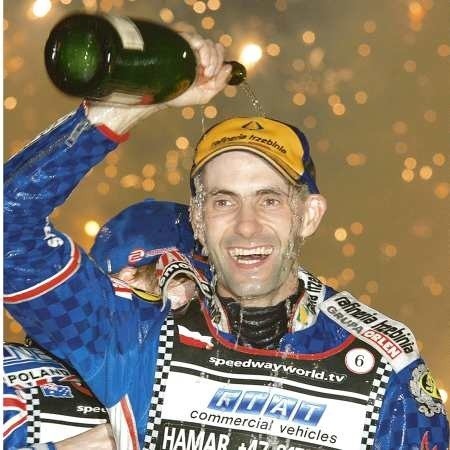 Tomasz Gollob 11 razy kąpał się w szampanie po zwycięstwach w turniejach Grand Prix. Kibice żółto-niebieskich wierzą, że równie skutecznie będzie jeździł dla ,,Staleczki&#8217;&#8217;.