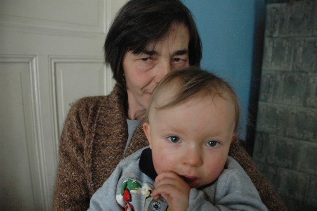 Pani Elżbieta z 1,5 rocznym synkiem Sebastiankiem. Słodki maluszek, to najmłodszy z ośmiorga rodzeństwa.