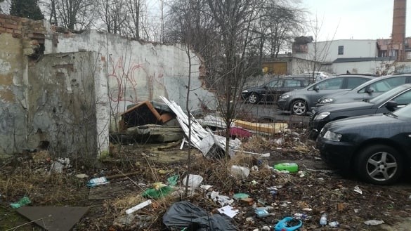 "Najpierw chwila wstępu, przede wszystkim dla mieszkańców innych miast lubuskich i nie tylko, którzy znają Zieloną Górę z ładnego deptaka, fajnych knajpek, zakupów w marketach i Focus Mall. Może też znacie Palmiarnię, okolice filharmonii. Tak, miasto może się podobać, ma wiele uroku i można w nim spędzić kawał życia nie chcąc go opuszczać. To świetne miejsce do życia, tu się urodziłam i spędziłam w szczęściu masę lat. Jeśli znacie Zieloną Górę przejazdem, z doskoku, to na pewno nie byliście na zakupach na targowisku miejskim. Zna je prawie każdy zielonogórzanin. To nie jest tylko miejsce zakupów, tu schodzą się ludzie po dobre jedzenie – od prezesa po sprzątaczkę. Każdy klient jest równy, grzecznie stoi w ogonku po najlepszą wołowinę, schabowe, ma swojego sprzedawcę jaj, sałaty i pomidorów. Jeśli kogoś nie widziałeś 20 lat, to spotkasz go właśnie tu, w sobotni poranek, gdy leci z pełnymi siatami do auta. Wcześniej, wykorzystując spryt i refleks, zajął miejsce w pobliskich uliczkach lub na dzikim parkingu, który powstał po wyburzeniu budynków. I tu uwaga! Minęło 49 lat odkąd z babcią byłam na rynku pierwszy raz i od tego czasu nie powstał odpowiedni parking dla targowiska. I nie zmieniło się ono kompletnie, oprócz tego, że przybyło murowanych sklepików. Podkreślę – przez 49 lat żadne kolejne władze miasta nie zrobiły nic, aby producenci mogli  sprzedawać a klienci kupować w bardziej estetycznym miejscu.Dziś, jak co sobotę, robiłam tam zakupy. Chcę Państwu pokazać, jak wygląda otoczenia najbliższe targowiska, gdzie parkują auta. 300 metrów od deptaka, 200 metrów od al. Konstytucji 3 Maja – głównej arterii miasta, 600 metrów od Focus Mall, 700 metrów od Palmiarni (tam w renowację Wzgórza Winnego wpompowano miliony złotych w ub. roku). W mieście dumnym ze swojego uroku, w mieście milionowych inwestycji w beton i podświetlane atrakcje deptakowe, w mieście z napisem I love Zielona – w samym centrum rośnie syfiaste wysypisko śmieci. Rośnie, puchnie, tonie w błocie w dni deszczowe. Znam tłumaczenia władz – to nie nasz teren. I co? I to już wszystko? Właściciel nie ma obowiązku sprzątać? Ale w sumie w czym problem? Tego paskudnego miejsca nie widzą delegacje, ministrowie, goście, inwestorzy. A powinni. Zobaczyliby „zieloną krainę nowoczesnych technologii”. Ha, ha, ha. Gdy krzaki wypuszczą liście, to będzie zielono, że hej! Technologia już jest, parkują tam całkiem niezłe auta.Popatrzcie. Czy w Waszych miastach też tak wygląda teren przy targowisku?"POLECAMY:HORROR W KAMIENICY W CENTRUM ZIELONEJ GÓRY