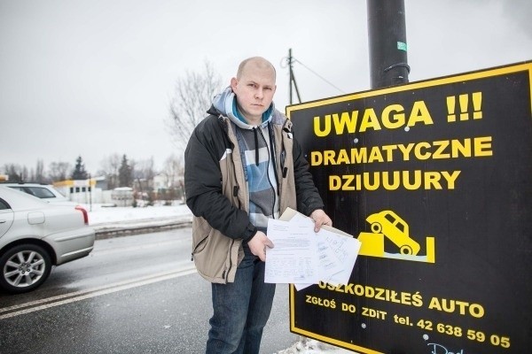 - Mam dosyć dziurawej drogi przed swoim zakładem, dlatego w formie protestu zamontowałem tablicę - mówi Łukasz Rudnicki. Łodzianin zebrał blisko 200 podpisów pod petycją w sprawie remontu ulic Swojskiej i Zbąszyńskiej.