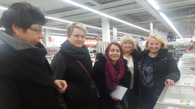 Od lewej Marta Maroń, Lucyna Stefańczyk, Agnieszka Pawińska, Aneta Janikowska i Monika Klimala wybrały sprzęt do kuchni w nowej siedzibie koła w Skorkowie w gminie Krasocin w powiecie włoszczowskim.