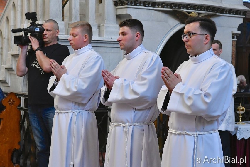 Białystok. Święcenia nowych diakonów w Archikatedrze Białostockiej. Trzech alumnów przyjęło święcenia [ZDJĘCIA]