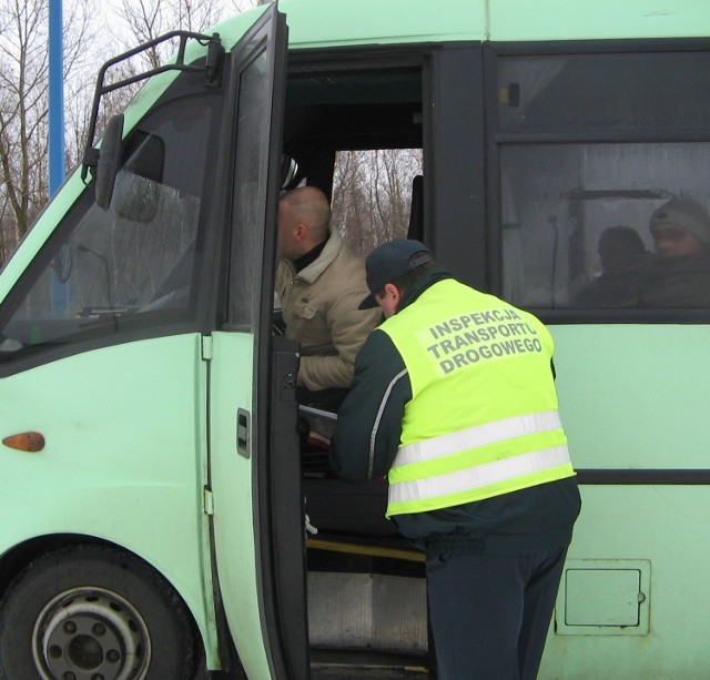 W poniedziałek inspektorzy ponownie kontrolowali autobusy dowożące hutników do pracy.