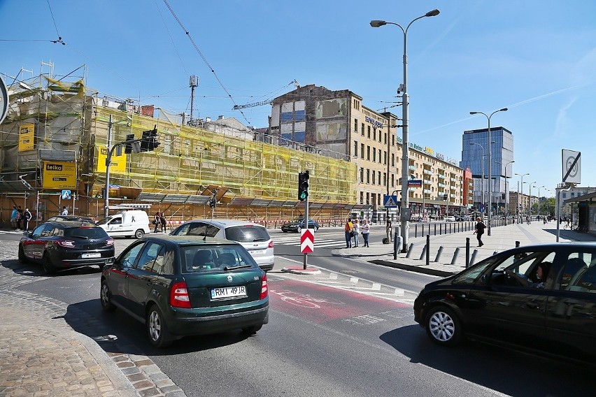 Hotel Grand przy Dworcu Głównym znika. Trwa rozbiórka obiektu (ZDJĘCIA) 