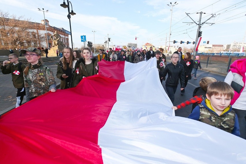 Radosna Parada Niepodległości przeszła przez Wrocław [ZDJĘCIA]