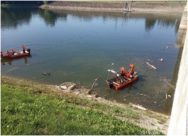 Farba zanieczyściła zbiornik Besko na Wisłoku w Sienawie koło Rymanowa. Ujęcie wody dla Krosna i okolic jest bezpieczne [ZDJĘCIA]