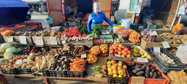 Katarzyna Biernik na nowosolskim targowisku czeka na klientów. A ceny? Te mogą zaskoczyć. W marketach jest znacznie drożej.