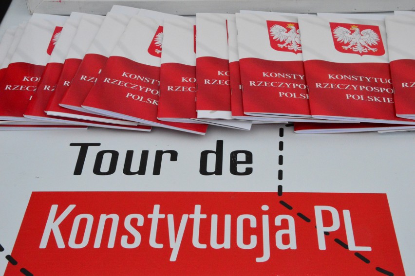 Dobczyce. Dzieci uczestnikami Tour de Konstytucja. Kurator oświaty Barbara Nowak zapowiada kontrolę 