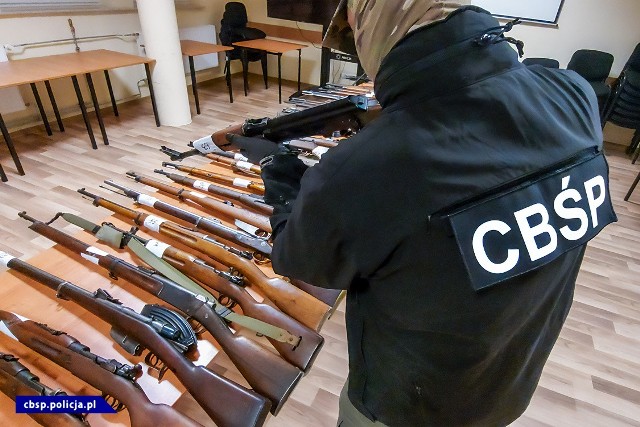 Potężna akcja CBŚP. Policjanci przejęli istny arsenał handlarzy bronią
